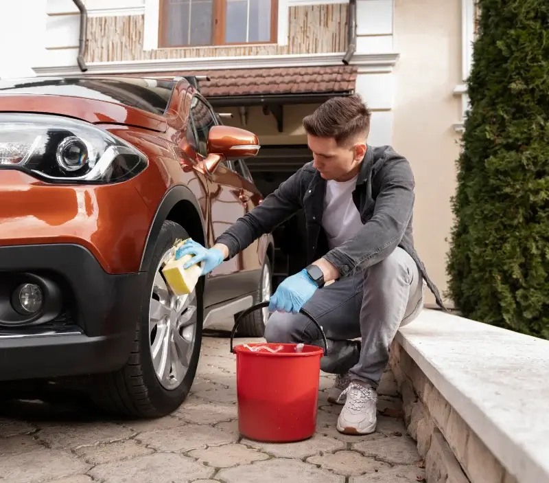 Lavage auto à domicile Les Chavannes-en-Maurienne : professionnel intervenant sur un véhicule